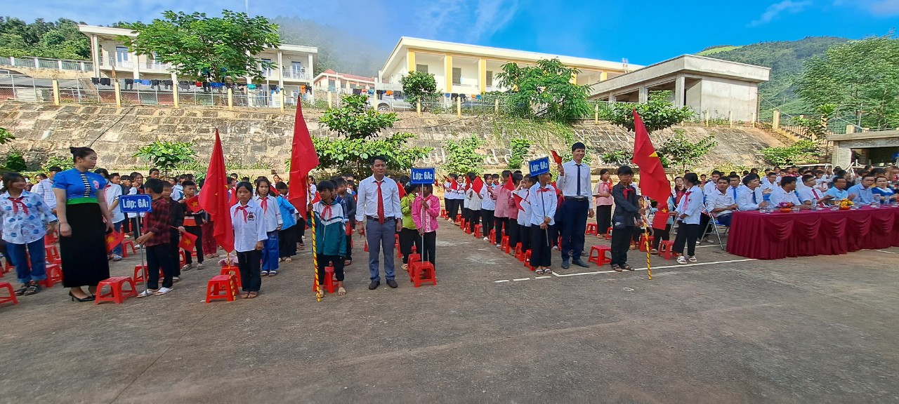 Hình ảnh đón các em học sinh lớp 6